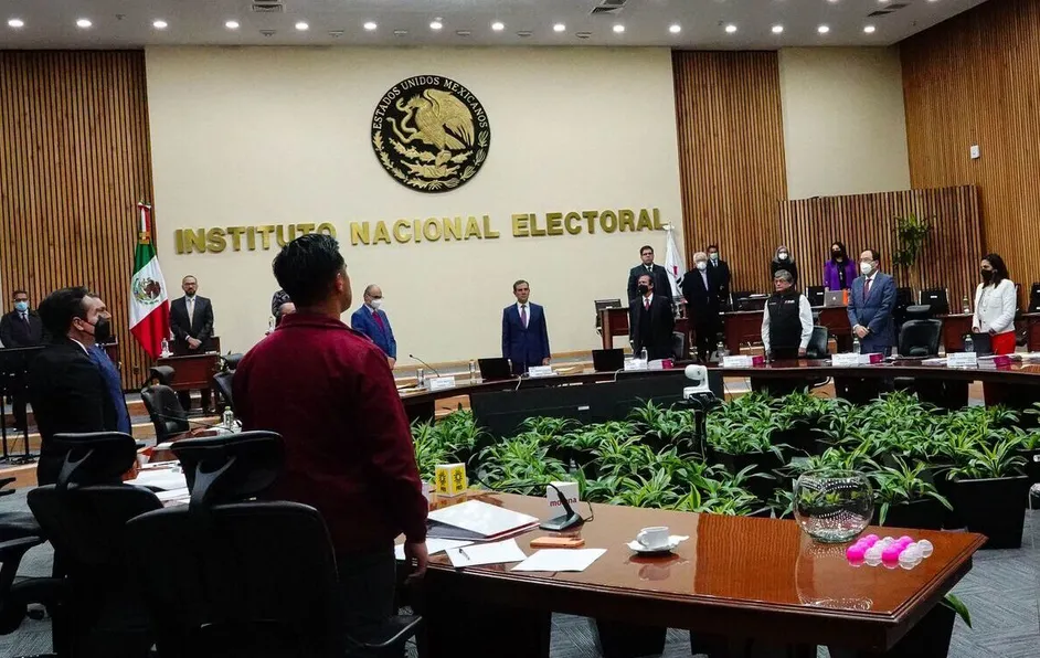 Inicia sesión del Consejo General del INE, previo a la resolución del Plan B