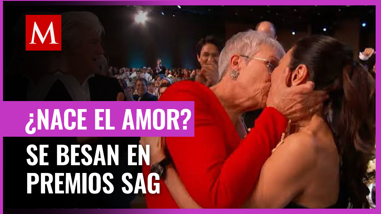 Jamie Lee Curtis BESA a Michelle Yeoh tras ganar en los Premios SAG