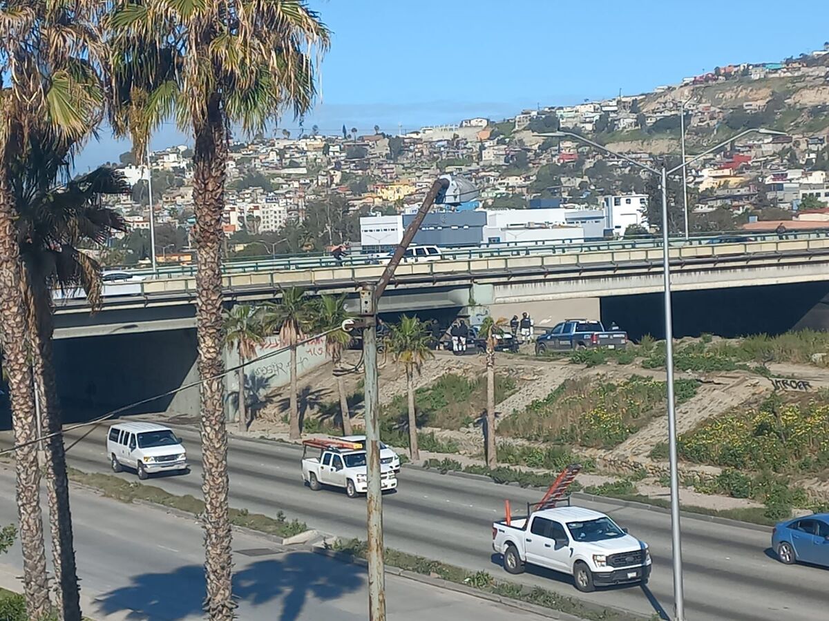 Policías hallaron tres cuerpos debajo del puente vehicular Las Américas, a un costado de la Vía Rápida Poniente | Said Betanzos