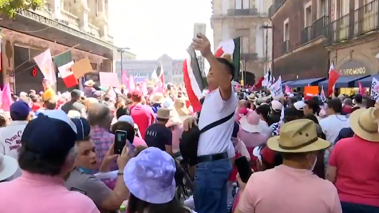 El Zócalo se pintó de rosa; así fue la concentración en defensa del INE en la CdMx