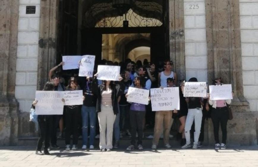 Alumnos se manifiestan a las afueras del plantel de la prepa 1 (Juan Carlos Munguía)