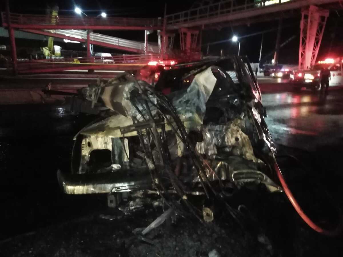 El conductor transitaba a exceso de velocidad y chocó contra un poste de luz. | Especial