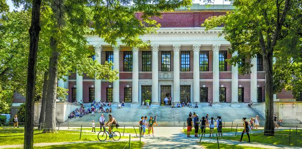Un estudiante promedio en Estados Unidos se gradúa con una deuda de 37 mil 574 dólares. Shutterstock