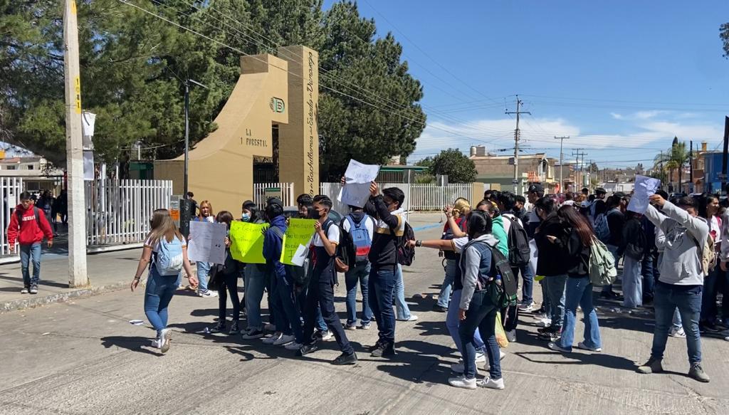 Estudiantes cierran vialidad para impedir que desalojen a trabajadores de cafetería en Durango | Gilberto Lastra