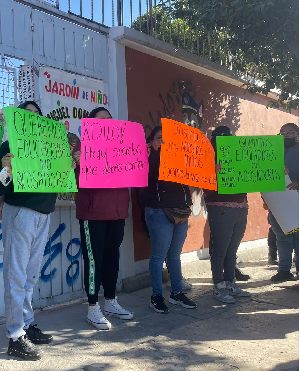 Familiares protestan fuera de una escuela (Especial)