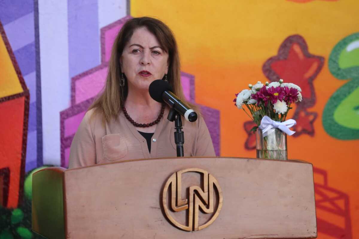 Inauguración del mural de gana gato de la lotería nacional por parte de Margarita Glez. │ Javier Ríos