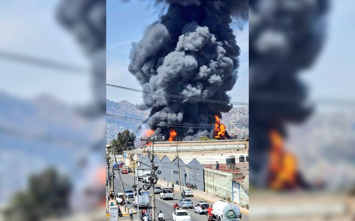 Incendio en Xalostoc, Ecatepec | @BookerCDMX