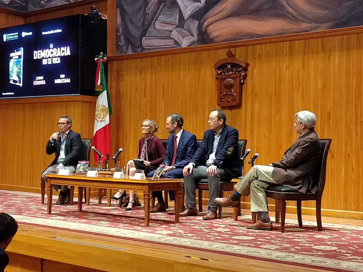 Lorenzo Córdova pide defender la democracia durante la presentación del libro 'La Democracia no se toca' (Dalia Rojas)