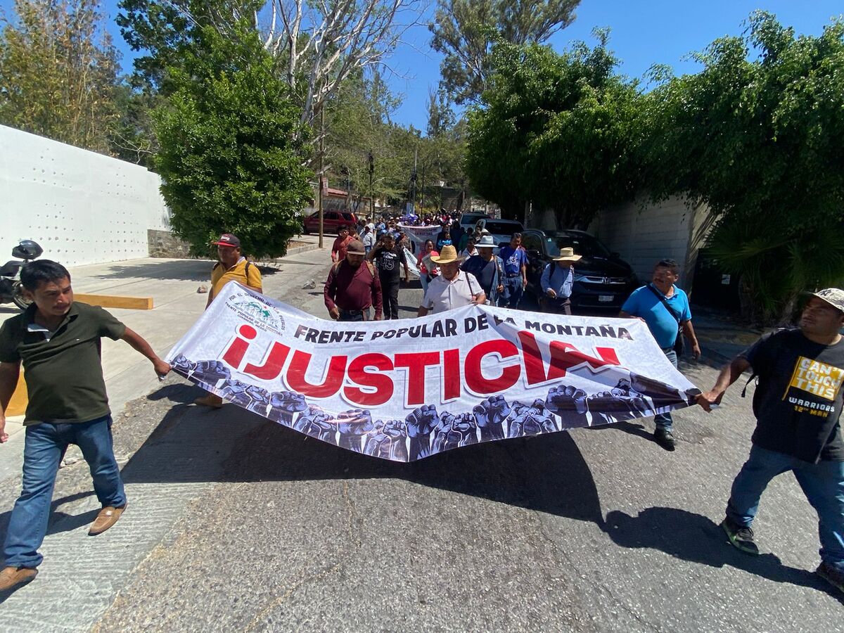 Los manifestantes exigen avance en obras públicas. | Especial