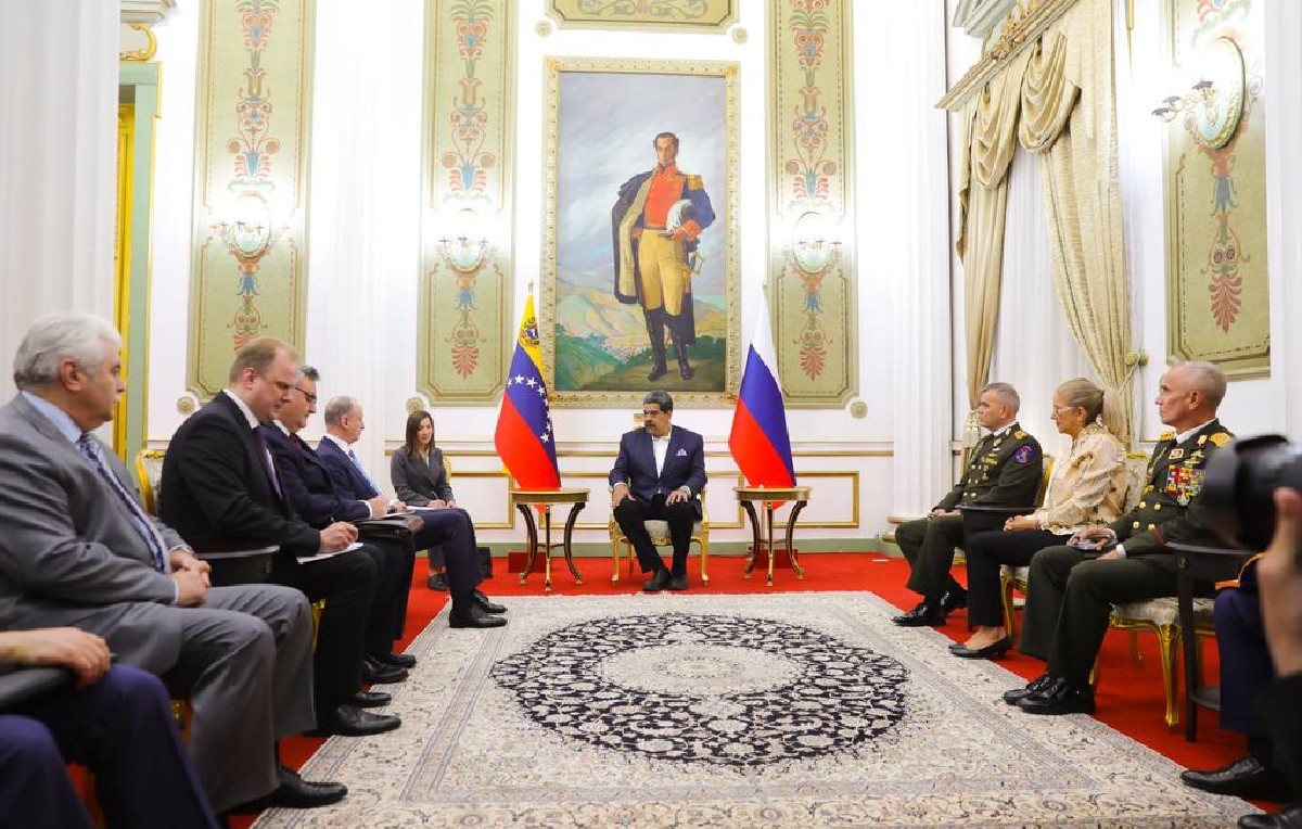 Presidente Nicolás Maduro en reunión con delegación rusa (Foto: Twitter/@Nicolasmadurio)