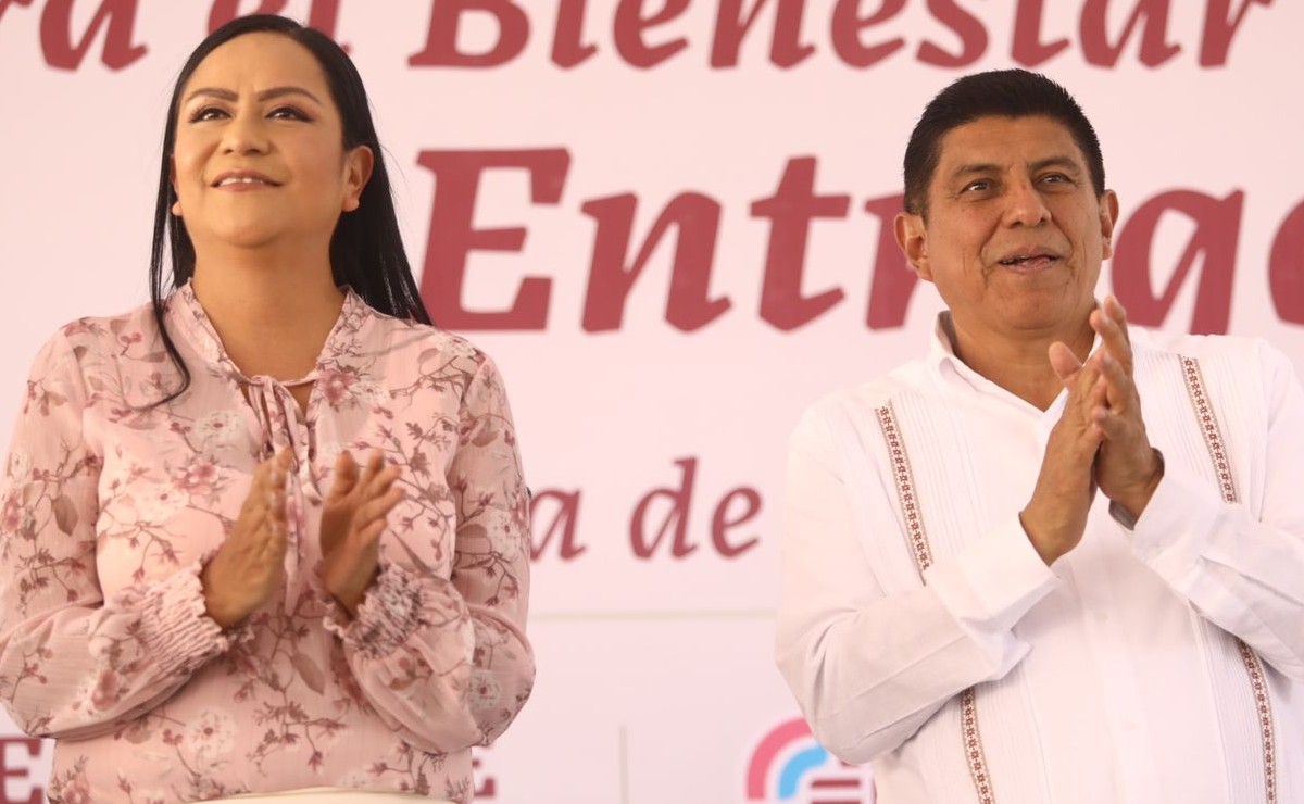 La secretaria de Bienestar, Ariadna Montiel Reyes, y el gobernador de Oaxaca, Salomón Jara Cruz. (ESPECIAL)