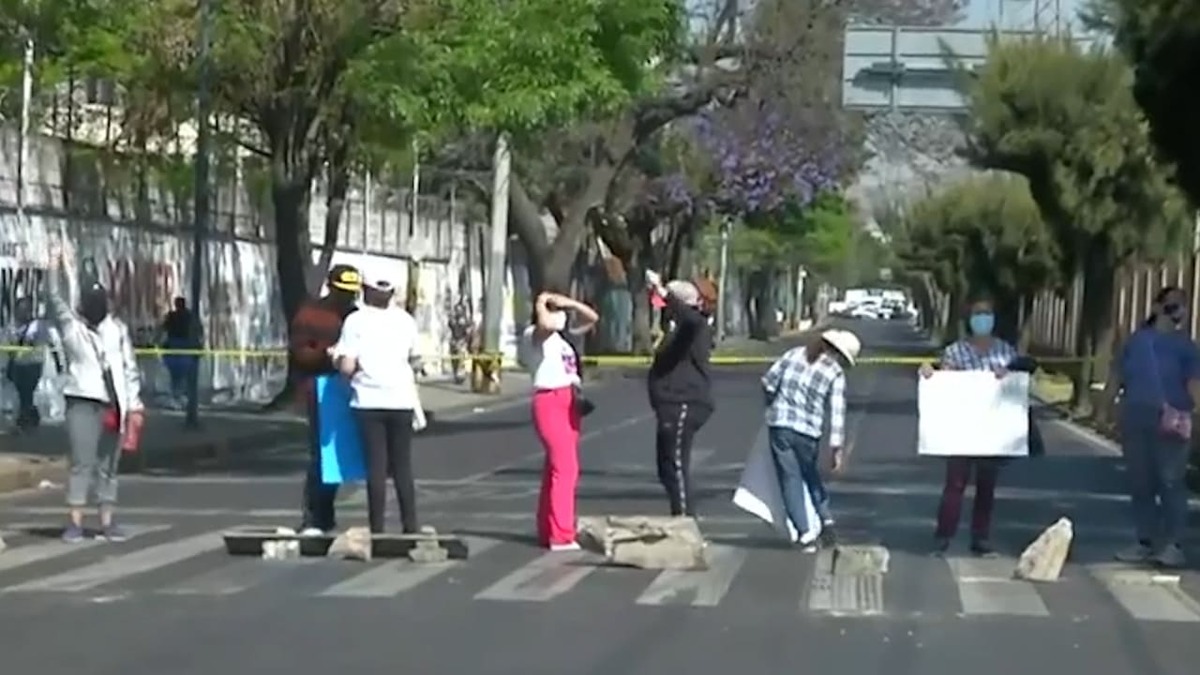 Vecinos intensifican bloqueo en Eje Central Lázaro Cárdenas por falta de agua