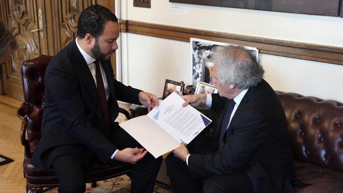 El director de Foro Madrid, Eduardo Cader, entregándole la carta a Luis Almagro, secretario general de OEA. (@Foro_MAD)