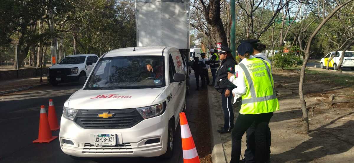Este miércoles comenzaron los operativos para multar autos no verificados. (Diana Barajas)