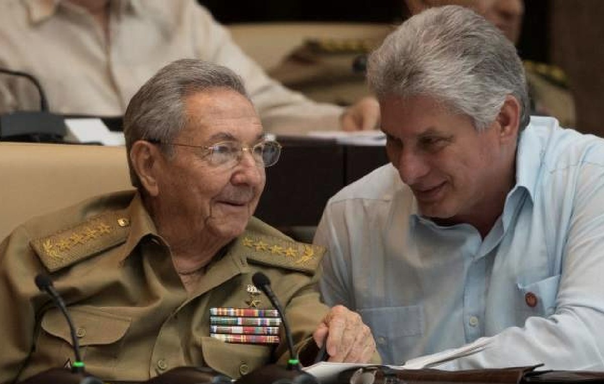Presidente de Cuba, Miguel Diaz-Canel y Raúl Castro (Reuters)