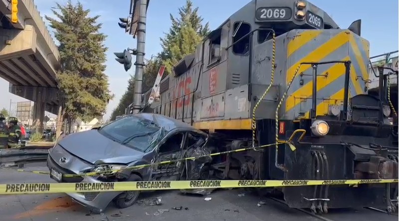 Tren embiste automóvil en Toluca; conductora resultó ilesa. Mario C. Rodríguez