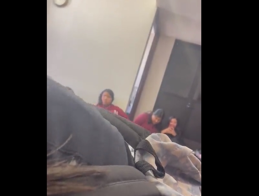 Alumnas se resguardaron en un salón de clases. (Caprtura de pantalla)