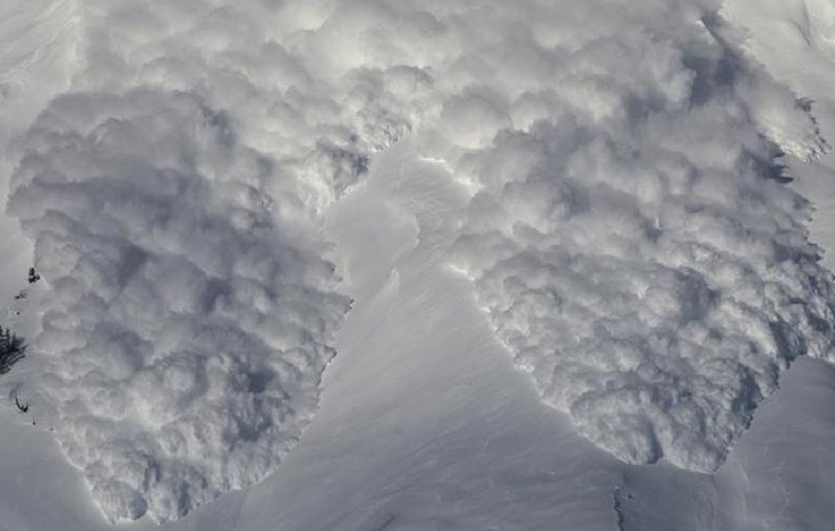Avalancha deslizándose por una montaña (Reuters)