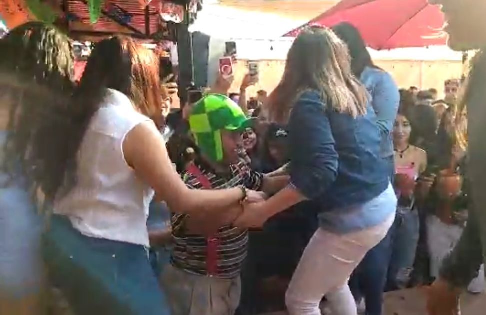 Las jóvenes corrieron al escenario para bailar con Medio Metro (Alejandro Reyes)