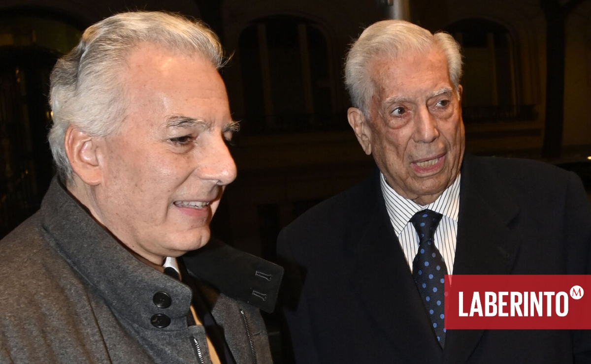 Mario Vargas Llosa y su hijo Álvaro a su llegada al Hotel Wellington. (Especial)