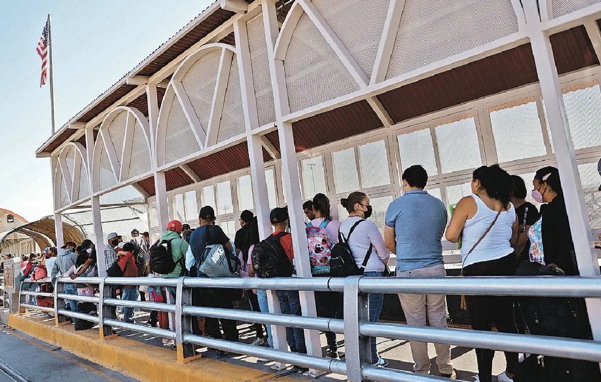 Migrantes esperando su turno para ser atendidos por la CBP (Reuters)