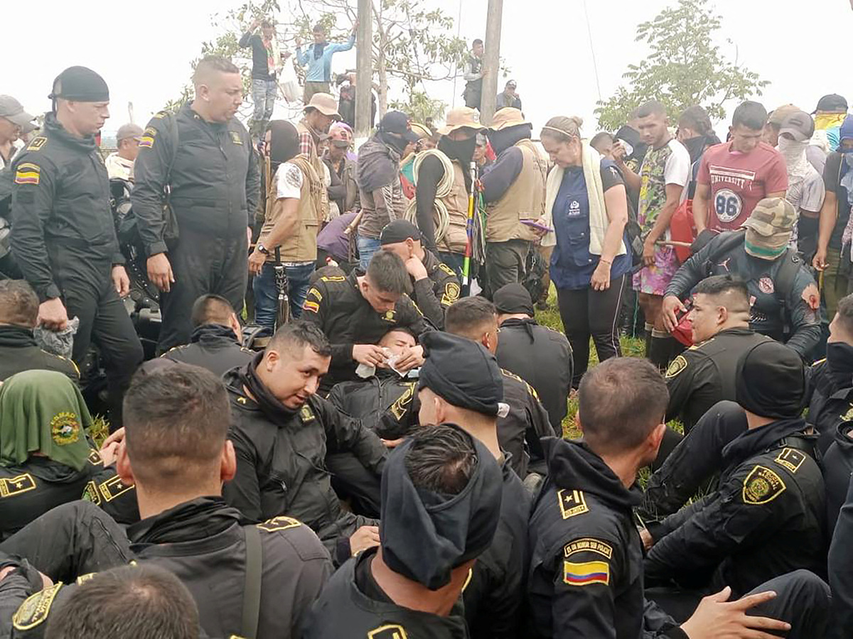 Policías sentados permanecen retenidos por campesinos e indígenas. (Reuters)