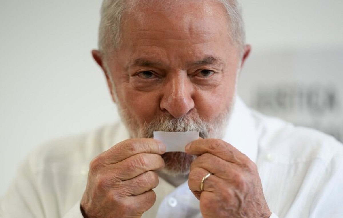 Presidente Lula da Silva besando papeleta electoral (AP)