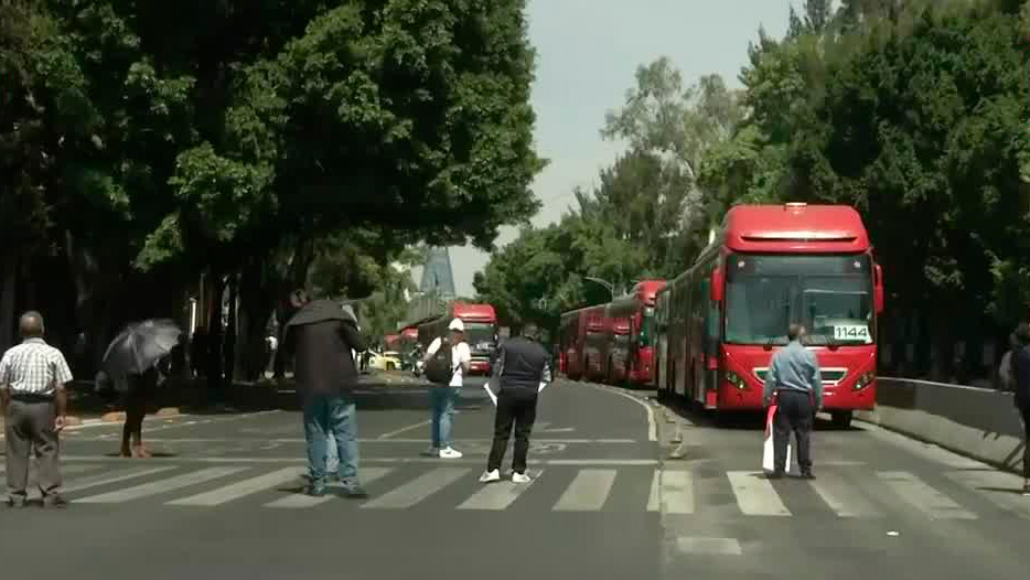 Trabajadores del gobierno bloquean Av. Insurgentes, acusan el despojo de sus empleos