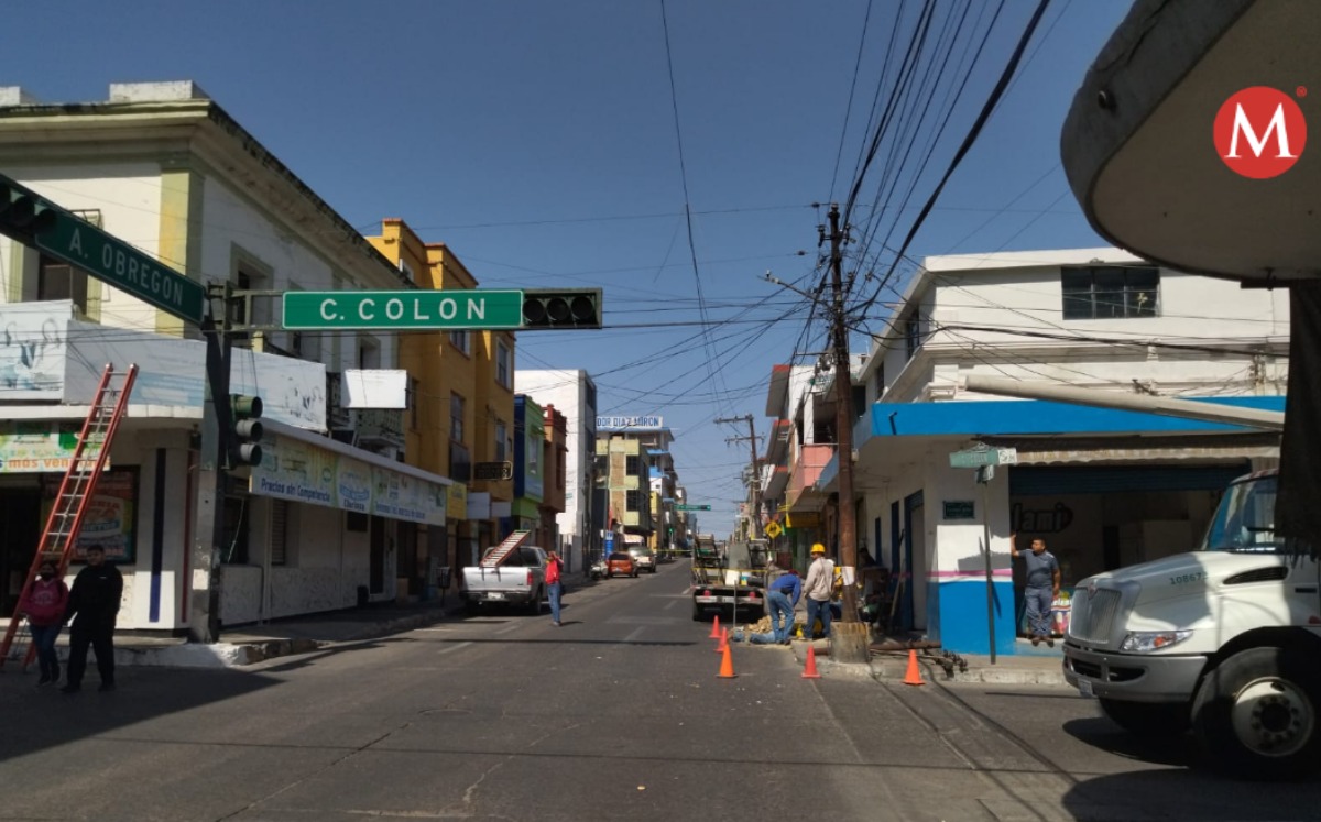 CFE repara luz en zona centro de Tampico. (Jesús García)