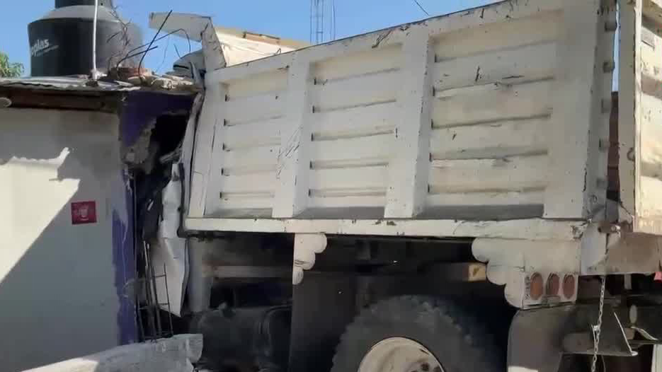 Se cumplen 6 días de que un camión impactara contra una vivienda y aún no lo retiran; Chiapas