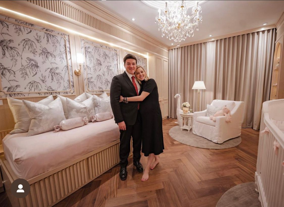 Mariana Rodríguez y Samuel García en la habitación de su hija. Foto: Instagram