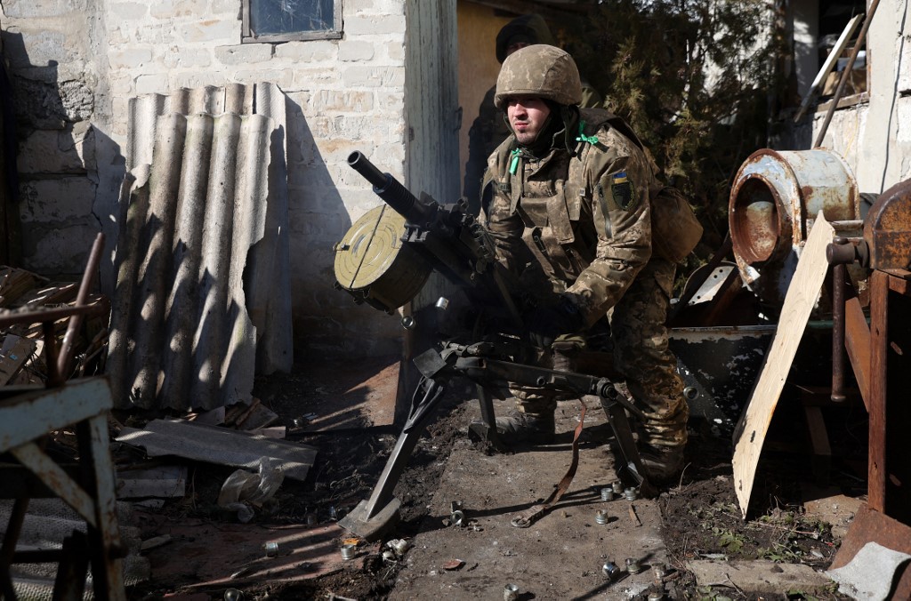 Militar ucraniano se prepara para el combate en la ciudad de Bakhmut, en la región de Donetsk. (AFP)