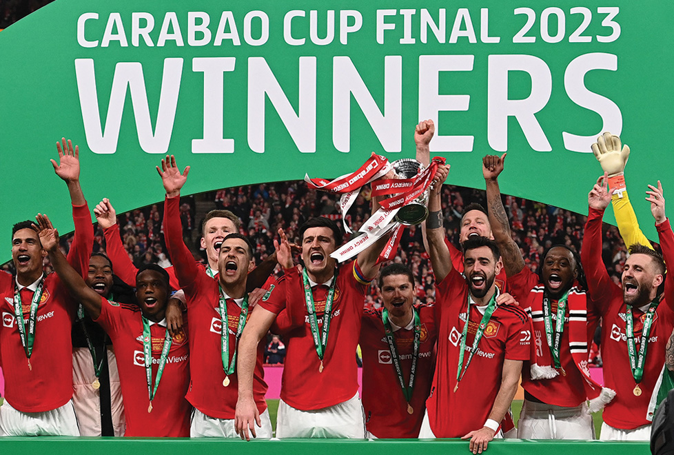 En el pódium. Los jugadores del Manchester United celebran tras ganar la copa Carabao, su primer trofeo en seis años. Foto: AFP