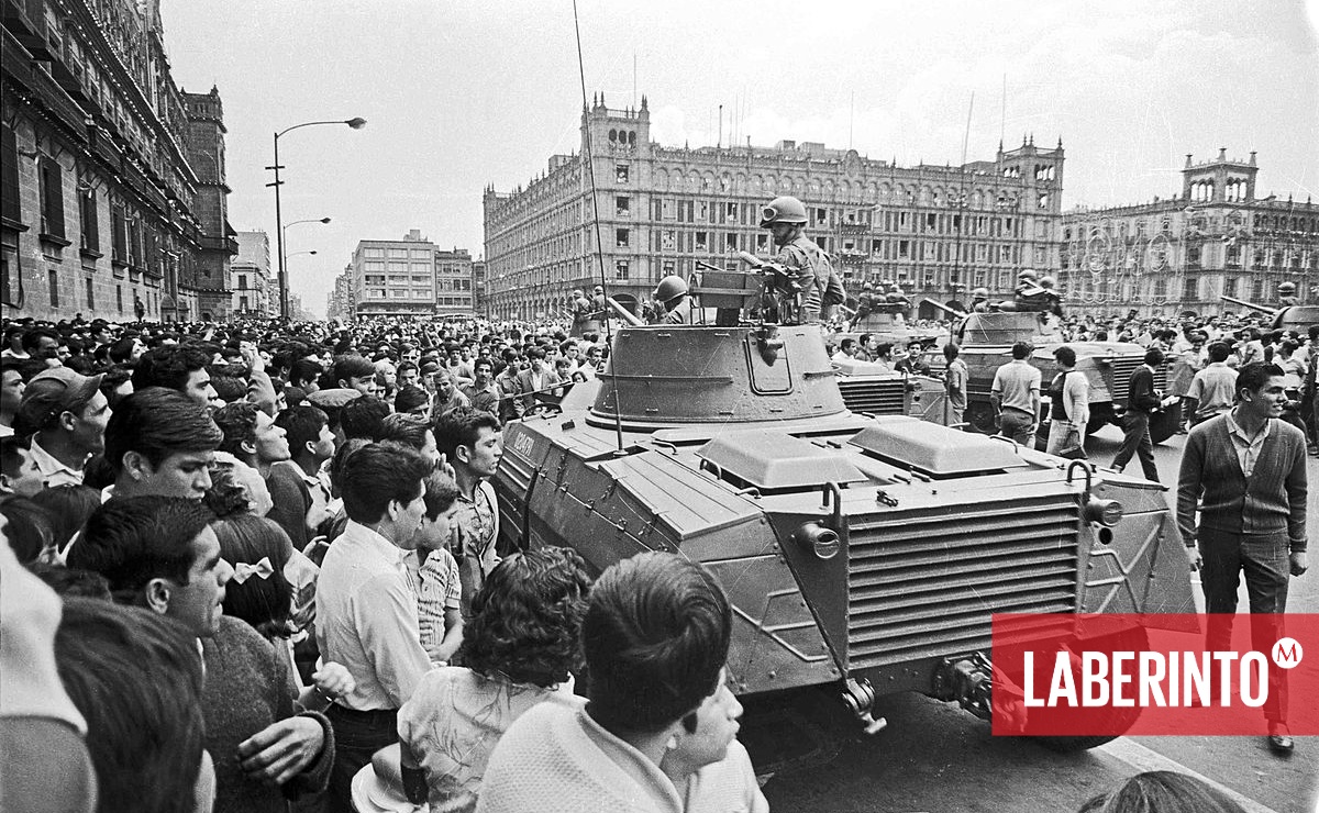 Vehículos blindados en el Zócalo en la Ciudad de México, en 1968. (Wikimedia Commons)