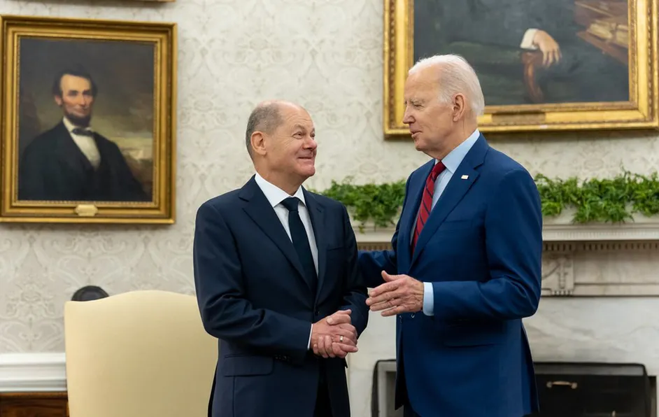 Joe Biden y Olaf Scholz prometen apoyo a Ucrania "el tiempo que haga falta"