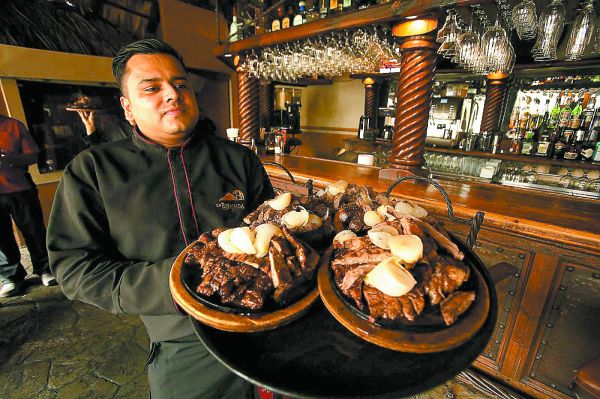 En las tradicionales parrilladas nunca pueden faltar los pedazos de arrachera. FOTO: R. ALANÍS.
