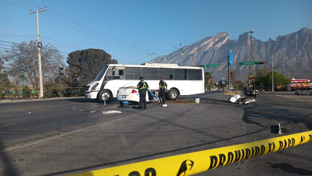 El accidente sucedió en la avenida Boulevard Heberto Castillo en su cruce con la calle Titanio en García, NL. Foto: Fabricio Gallegos