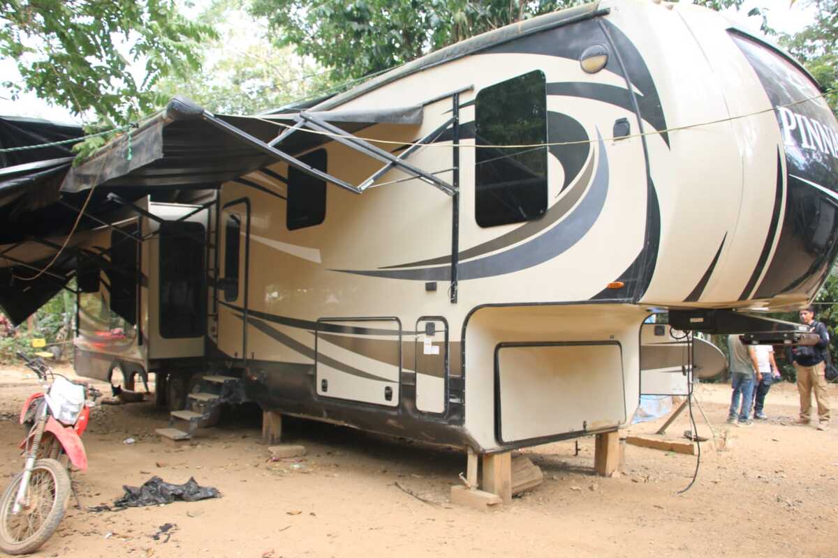 Además de la casa se aseguraron dos campers en el lugar. | Especial