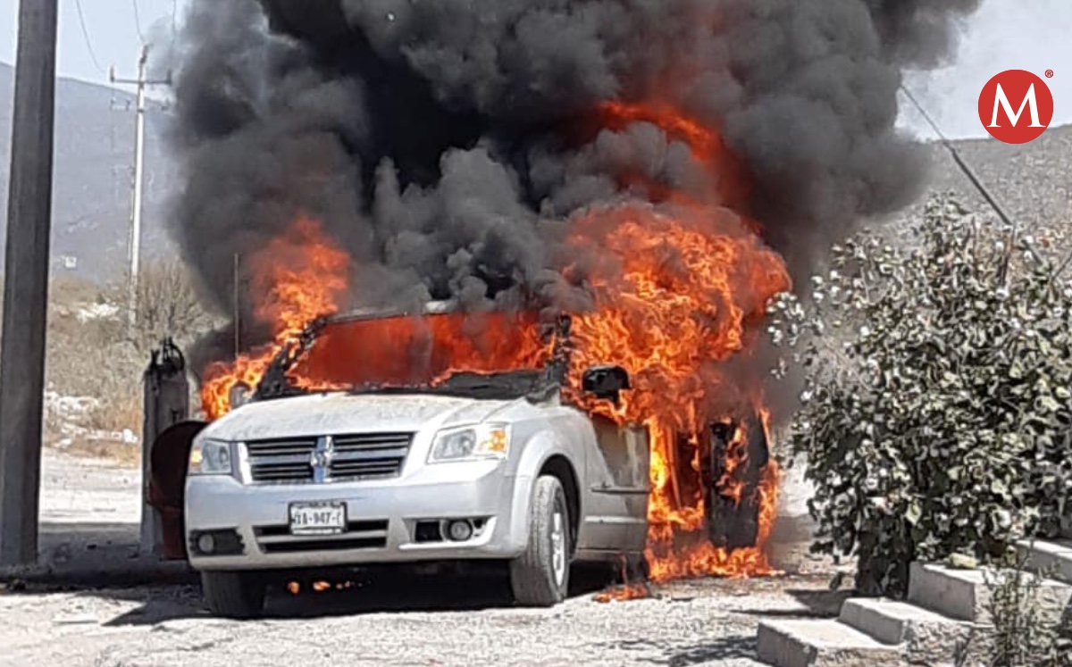 Auto se incendia afuera de restaurante en Tula, Tamaulipas.