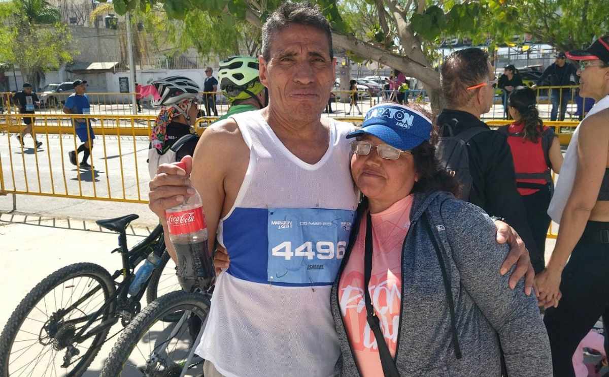 Don Ismael considera a su esposa su coach y el aliento que repara el cansancio del Maratón Lala | Jorge Maldonado