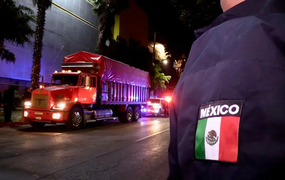 Rescatan a 123 migrantes hacinados en un camión de carga en Ecatepec