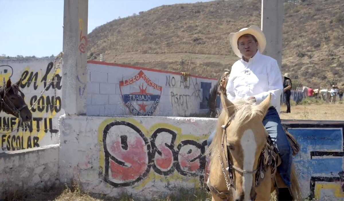 Ricardo Monreal montando a caballo en Milpa Alta.