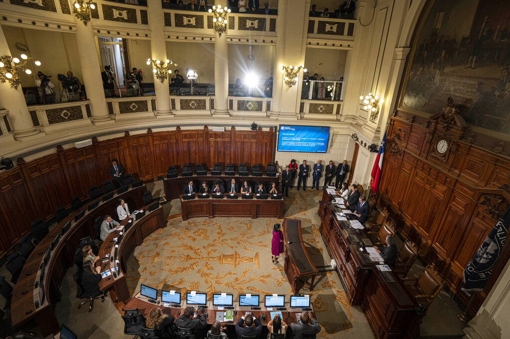 Los especialistas redactarán lo que podría ocurrir como la Constitución Política de Chile. | AP