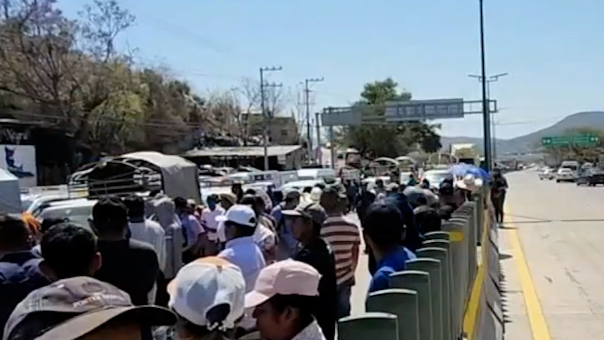 Habitantes de Pascala del Oro bloquean la Autopista del Sol