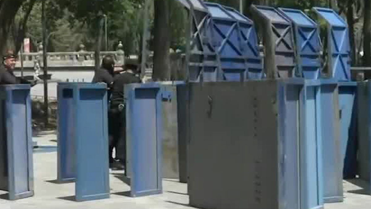 Instalan vallas metálicas en Hemiciclo a Juárez previo a movilizaciones del 8M