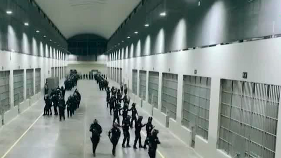 Mega cárcel de El Salvador cobra a presos por comida y ropa: Diputado Christian Guevara