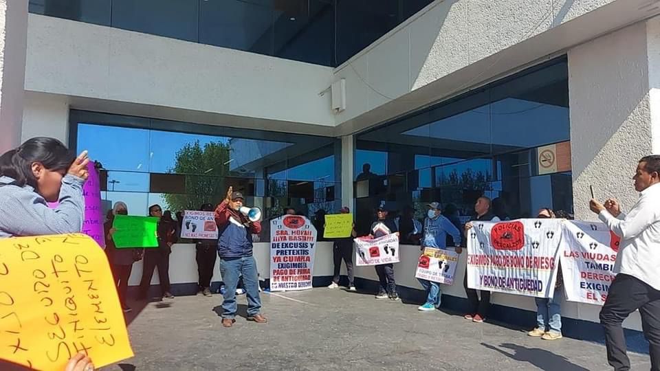 Policías jubilados y viudas fuera del Palacio Municipal de Naucalpan (Especial)