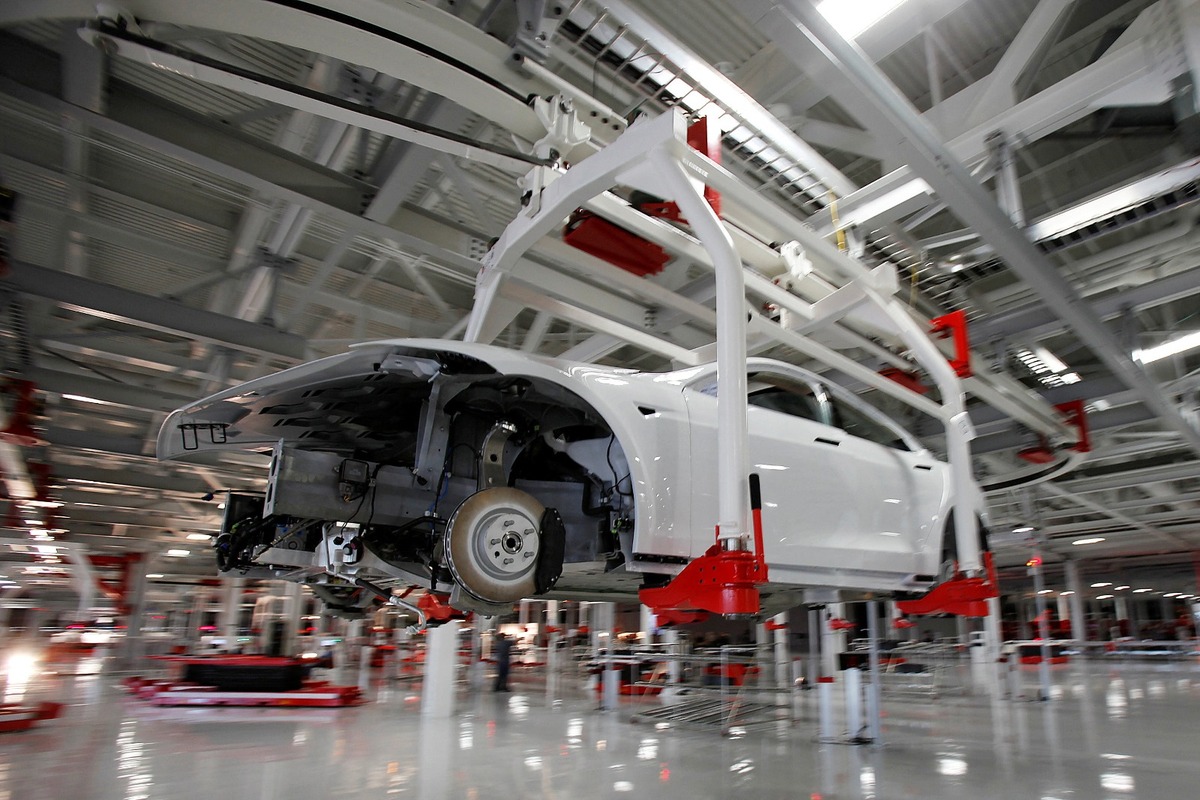 El secretario de Economía, Iván Rivas, señaló que el Estado debe apoyar con servicios el arribo de Tesla