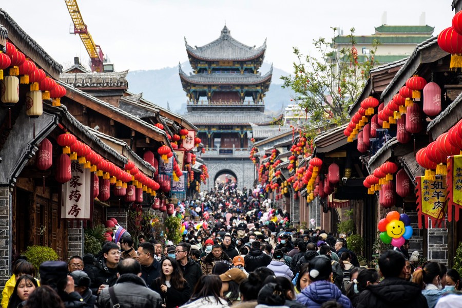 Visitantes en la antigua ciudad de Jianchang en la Fiesta de la Primavera en Xichang, provincia de Sichuan, 27 de enero de 2023. (Xinhua/Li Jieyi)