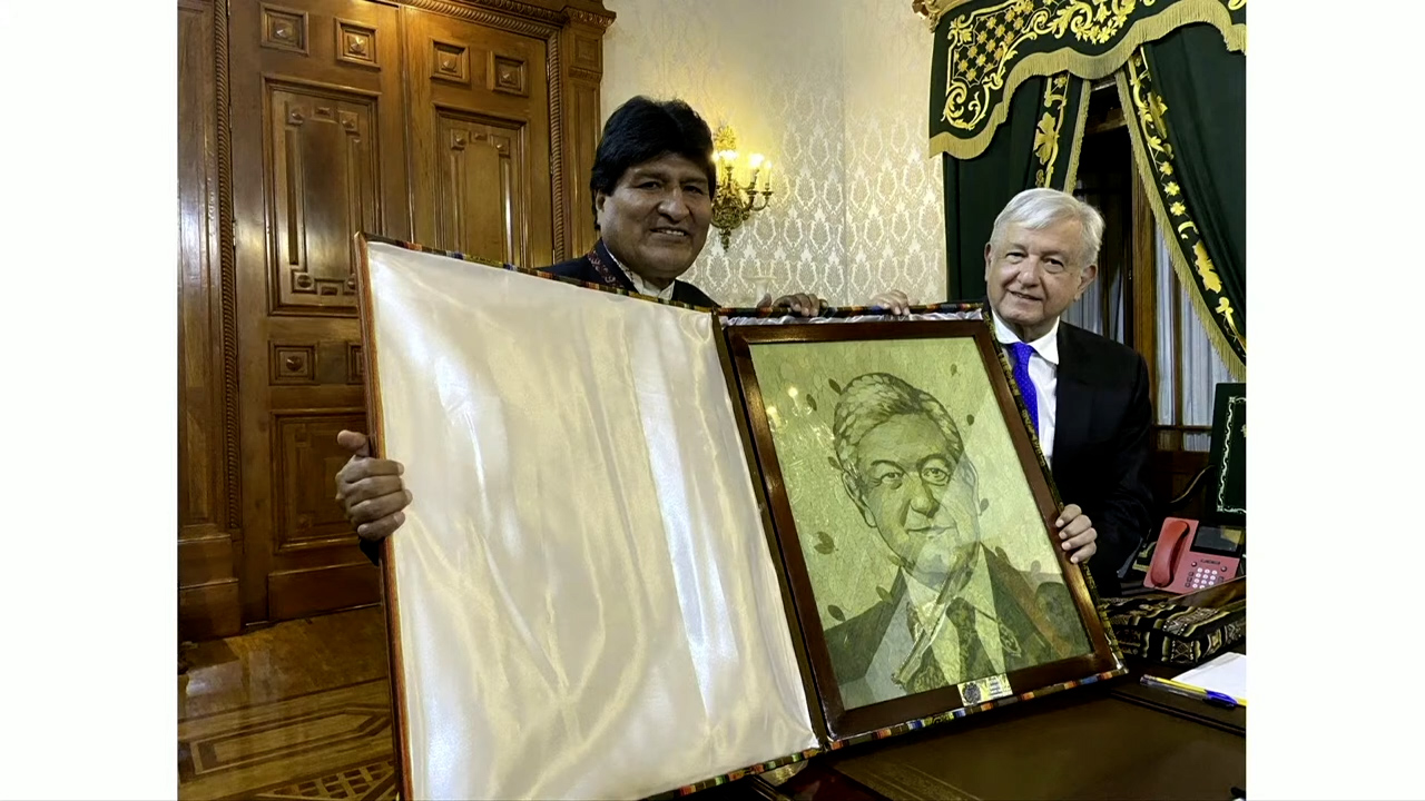 AMLO muestra regalo que le hizo Evo Morales, un retrato hecho con hojas de coca